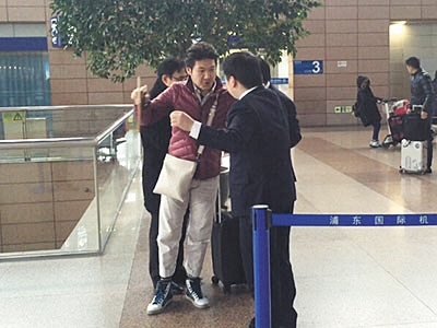 �������磬�����Ϻ���������MU564���࣬���ۻ�Ʊ��40�����ÿͲ��ܵǻ����˿��붫��ֵ�ྭ�����棬��Ҫ��ǩ�����׷���������⳥200Ԫ�� ��Ƶ��ͼ