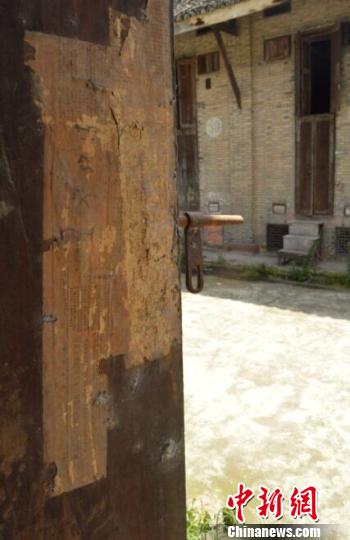 ճ���ڲ����ϵľɱ�ֽ�� ��ѩ֥ ��