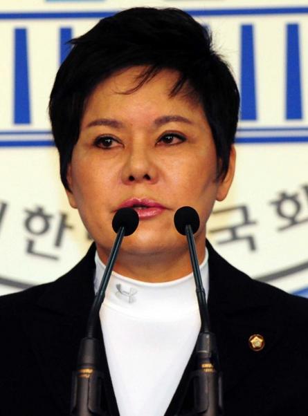 ����ǰŮ��Ա��������ǰ���軪���۱�ʾ��Ǹ����ҳ��ͼ��