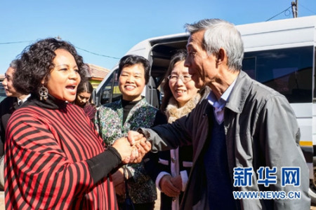 8��4�գ����ն��й���ƽͳһ�ٽ���᳤������(��һ)������������᳤����(���)�ں��������и����˽�̸�� �»�����(��������ά��)