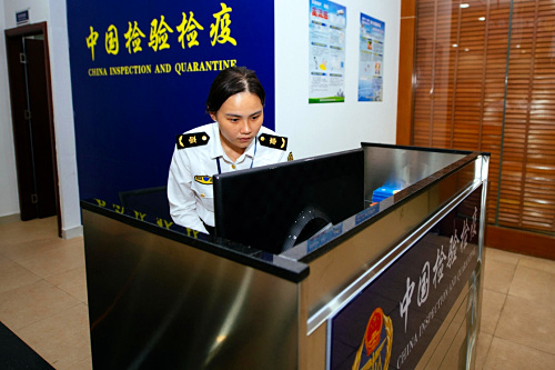 11��1���賿��һ�ܶ���˹��չ�ɻ��ִ���麣���뾳������߾ֵĹ�����Աʹ��X����Ի�����Ա������Я����Ʒ���м��߲��顣