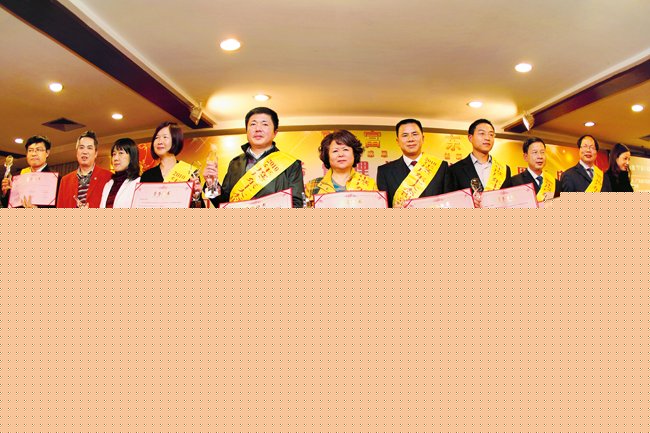 �ܷ�������Բ�Σ���ÿ���˶������������ʵĻ���