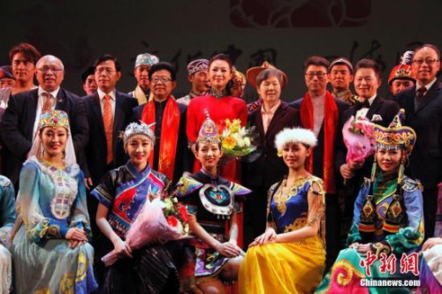 ����ʱ��2��13������2017���Ļ��й����ĺ�ͬ���������������ڼ��ô��¸绪Ů����Ժ���ݴ��͸���硶���桷��Ϊ�¸绪���Ȼ��������´�ף����ͼΪ�ݳ�����ʱ�й�פ�¸绪���������ƣ��������ģ�������Ժ�Ȱ�����˾˾�����������������������¸绪�л�������³�Ҧ��Ӣ��������������һ�ڼα���ȫ����Ա��Ӱ���ݳ������������������Ϊ����ɣ�ͬʱ����������ΰ�������Ҷ�������ޱ���������ģ����й��ڵ�һ���質�ҡ��˴��ݳ����й�����Ժ����칫�ҡ��й����⽻��Э�����죬�¸绪�л���ݳа졣 <a target='_blank' href='http://www.chinanews.com/'>������</a>���� ���� ��