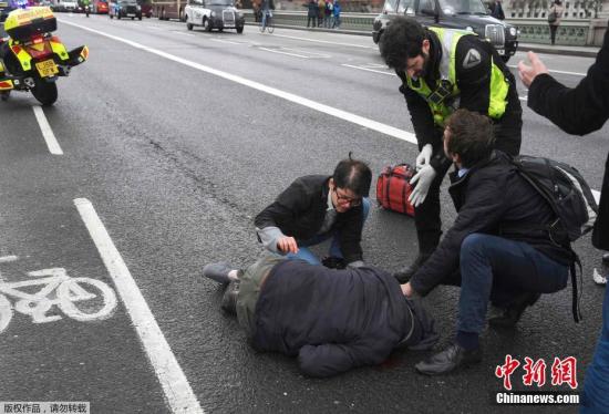 ����ʱ��3��22�����磬Ӣ���������ⷢ��Ϯ���¼��������5��������40�������ˡ���Ӱ�����бȡ�÷��ά������Ӣ�������ø��������й�Ӣ����ŷ����Ƭ��Ϯ������������¼���������ֳ����档�ֳ����������������أ�Χ�����Է�����Աչ����Ԯ��