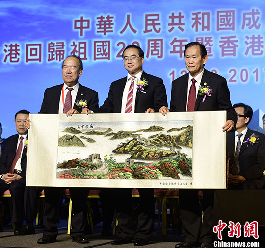 ͼΪ����Ժ����칫�Ҹ����ι���(��)�����������᳤��Ӣ��(��)�������������³�������(��)������Ʒ�� <a target='_blank' href='http://www.chinanews.com/'>������</a>���� �춬�� ��