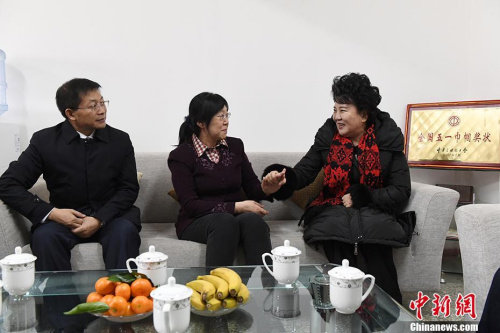 1��25�գ�����Ժ����칫��������Ԯƽ(��)���������г���ΰ��(��һ)�����ݿ�����ο�����������ź�(���)���ź���2002���п�Ժ�����˼ƻ����������˲ţ����������������о��������ΰ���Ŀ����15���ˡ� <a target='_blank' href='http://www.chinanews.com/'>������</a>���� ������ ��