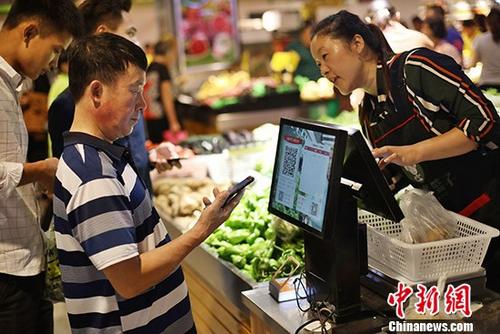 资料图:民众购物。 <a target='_blank' href='http://www.chinanews.com/'>中新社</a>记者 泱波 摄 资料图:民众购物。 <a target='_blank' href='http://www.chinanews.com/'>中新社</a>记者 泱波 摄