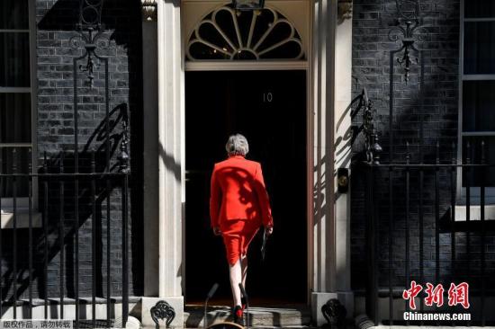 当地时间5月24日,英国首相特蕾莎·梅在与“1922委员会”主席布雷迪会面后宣布,将于6月7日辞去党首职位,并于6月10日开始的一周开启保守党领导权争夺战,在新任党魁选出后,她将卸任首相一职。 点击进入下一页