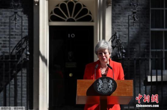 当地时间5月24日,英国首相特蕾莎·梅在与“1922委员会”主席布雷迪会面后宣布,将于6月7日辞去党首职位,并于6月10日开始的一周开启保守党领导权争夺战,在新任党魁选出后,她将卸任首相一职。 点击进入下一页