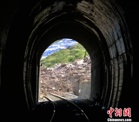 成昆铁路埃岱二号隧道出口处垮塌的泥石掩埋冲毁了铁路。 刘忠俊 摄 点击进入下一页