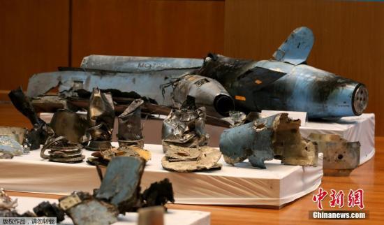 当地时间9月18日,沙特利雅得,沙特国防部举行记者会,国防部发言人图尔基·马利基公布了14号沙特石油设施遇袭事件的调查结果。根据沙方的调查结果,此次袭击中使用了18架无人机和7枚导弹,其中包括伊朗生产的无人机和新型导弹。沙方表示,袭击现场的弹道痕迹方向证明袭击并非从也门境内发起,而是从沙特北部而来,“极有可能是伊朗境内发起”。马利基呼吁国际社会对袭击者采取“必要和严厉的措施”。在记者会上,沙特方面还向外界展示了在袭击现场收集的导弹和无人机残骸。 点击进入下一页