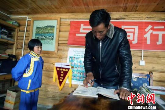 Ħ����������ֱ���ڰ칫�ұ�ʫ�� ���� ��