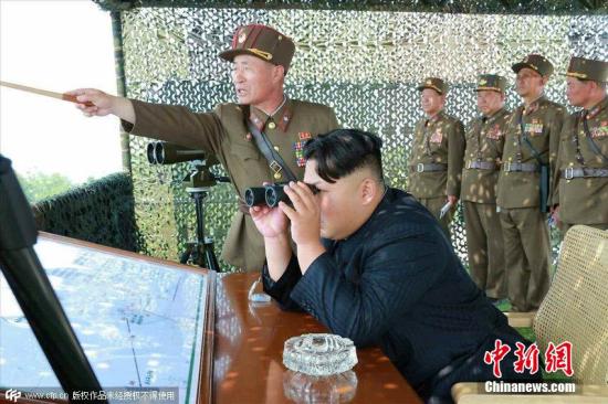 资料图片:金正恩视察朝鲜炮兵射击比赛。 图片来源:CFP视觉中国 点击进入下一页