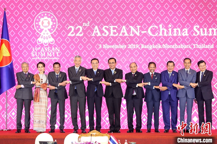 当地时间11月3日上午,中国国务院总理李克强在泰国曼谷出席第22次中国-东盟(10 1)领导人会议。<a target='_blank' href='http://www.chinanews.com/'>中新社</a>记者 刘震 摄 点击进入下一页