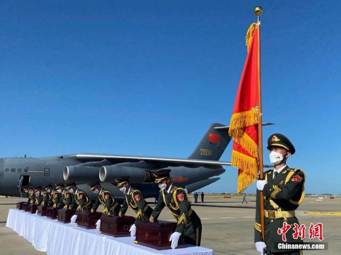 9月27日,第七批在韩中国人民志愿军烈士遗骸交接仪式在仁川举行。此次共交接117具烈士遗骸和1368件相关遗物,是韩国军队2019年3月至11月在非军事区等地发掘的。这是除2014年韩国首次向中国移交400多名志愿军遗骸外,近年来向中方移交遗骸数量最多的一次。<a target='_blank' href='http://www.chinanews.com/'>中新社</a>记者 曾鼐 摄 点击进入下一页