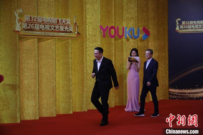 ͼΪ�����ߺ�̺�� ���� ��