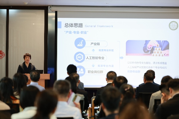 "��ǧ��"AI�˲żƻ�����������Я�ֶ��˹����˹����ܴ��¸ߵأ���ѧ�ȳ�ϯ����̩